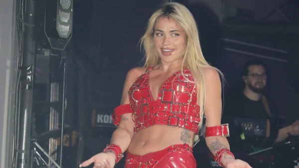 Κόνι Μεταξά: «Δεν μου είναι εύκολο να είμαι ακομπλεξάριστη και να αγαπάω τον εαυτό μου κάθε μέρα»