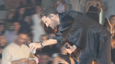 Κωνσταντίνος Αργυρός: Πήδηξε τα κάγκελα για να τον δει και τραυματίστηκε - Ρίγη συγκίνησης με την κίνησή του όταν έμαθε τι συνέβη στη συναυλία του