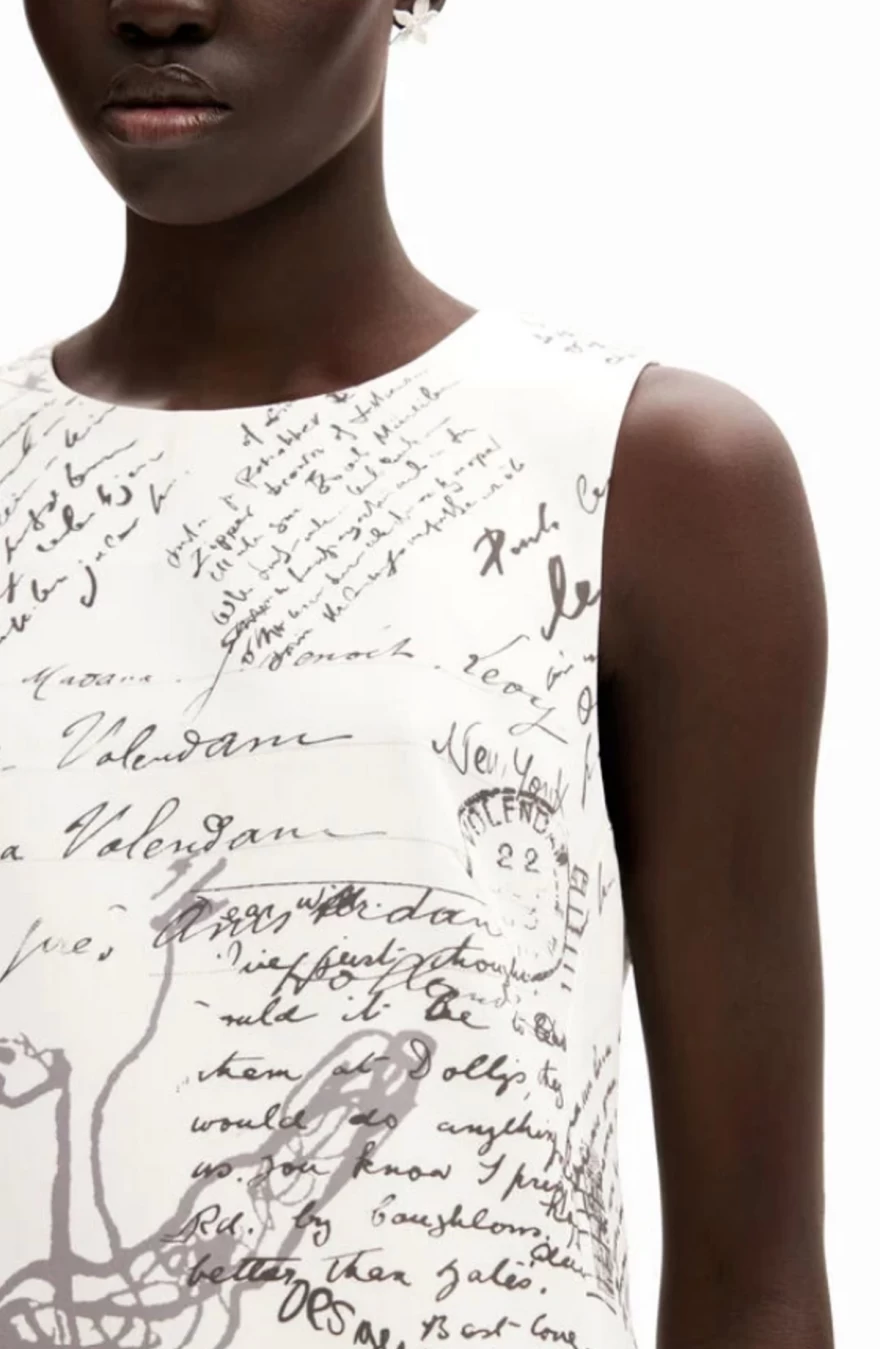 φόρεμα με γράμματα