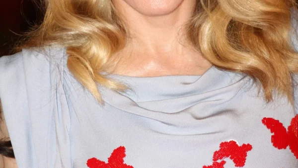 Εξωπραγματικό: Εκείνη έχει εκατομμύρια αλλά... - Γιος πασίγνωστης τραγουδίστριας ψάχνει στα σκουπίδια για φαγητό