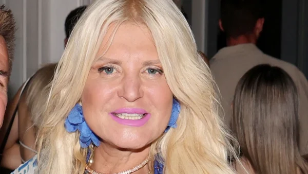 Μαρίνα Σταυράκη: Ποζάρει άβαφη με ατημέλητα μαλλιά - Χωρίς κανένα φίλτρο στο πρόσωπό της