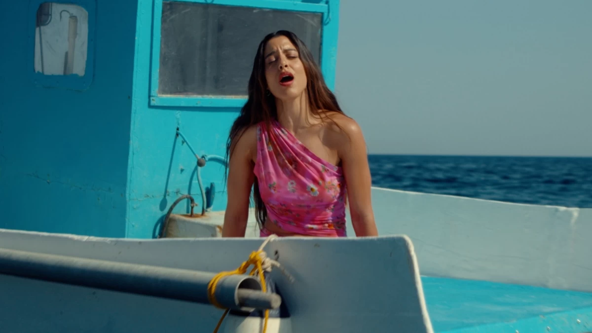 Μαρίνα Σάττι: Ρίχνει φως σε μια «ξεχασμένη» τραγωδία με το βίντεο κλιπ για το «Αχ, Θάλασσα»