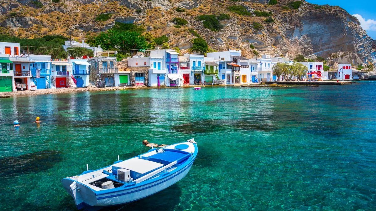 Διακοπές στη Μήλο; 3 υπέροχα καταλύματα με τιμή μέχρι 70 ευρώ