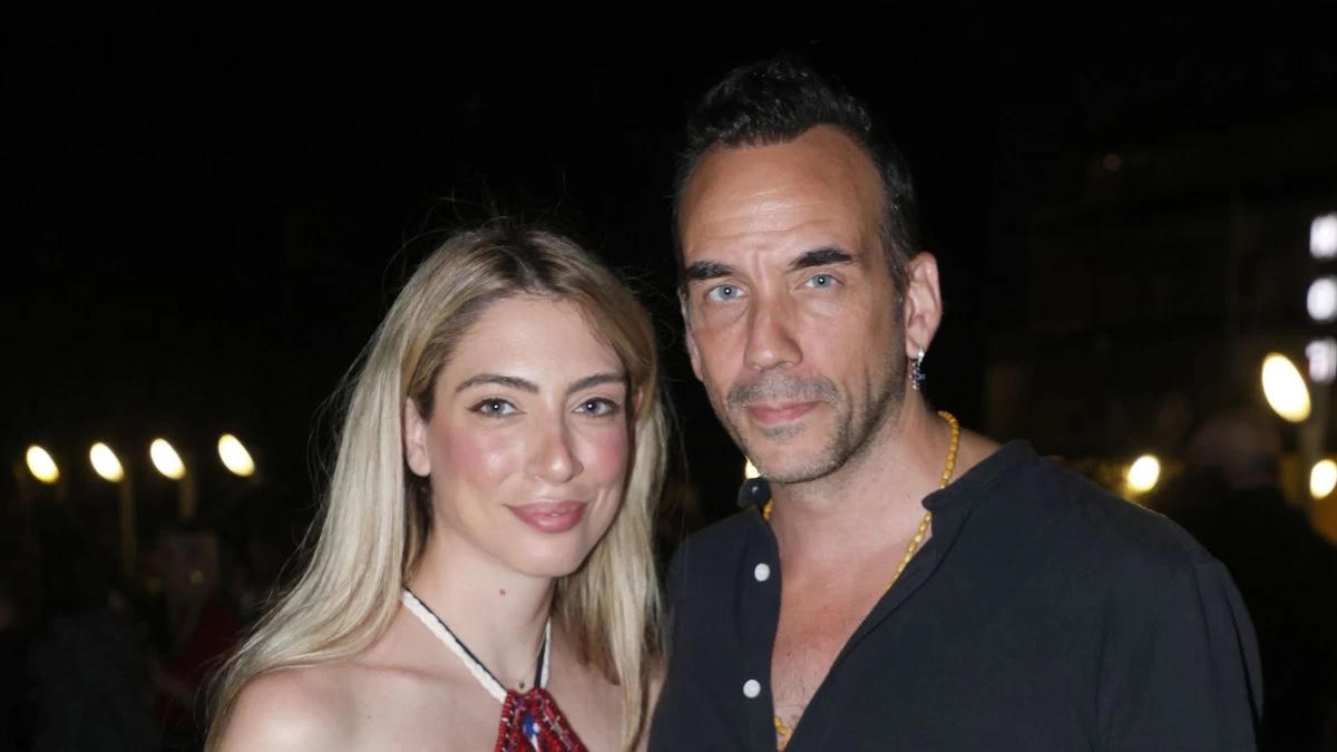 Μαριλού Κόζαρη: Με υπέροχο μαύρο φόρεμα στο πλευρό του Πάνου Μουζουράκη - Σπάνια δημόσια εμφάνιση για το ζεύγος