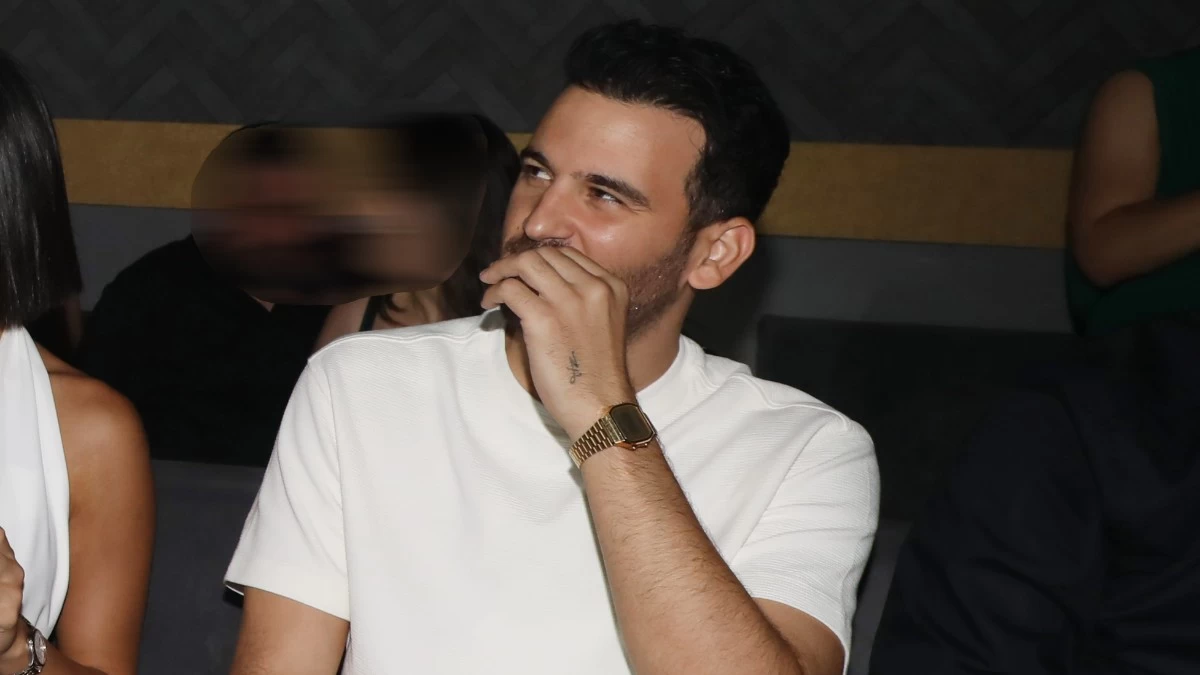 Νικηφόρος Βυθούλκας: Στα μπουζούκια αγκαλιά με πρώην παίκτρια του Survivor - Τα τρυφερά αγγίγματα