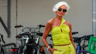Είσαι 50 plus; Αυτά είναι τα 10 βασικά λάθη που πρέπει να αποφύγεις στο καλοκαιρινό σου στυλ
