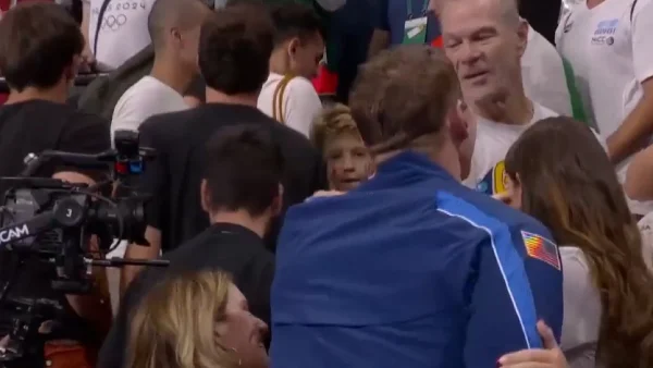Ολυμπιακοί Αγώνες 2024: Η σύζυγός του σήκωσε πανό στις κερκίδες και του ανακοίνωσε το φύλο του μωρού τους - Συγκίνηση στην απονομή χάλκινου νικητή