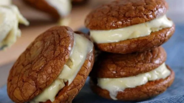 Ζουμερό παγωτό σάντουιτς με 3 υλικά  - Θα χρειαστείς πραλίνα της επιλογής σου και 10' από τον χρόνο σου