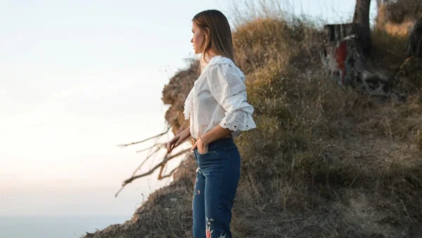 Με ένα παντελόνι: 6 easy looks για να φοράς από Δευτέρα