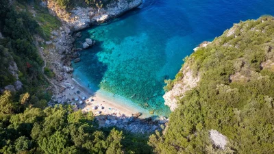 Αναδείχθηκε 7η στον κόσμο: Αυτή είναι η ελληνική παραλία που έχει ξετρελάνει και το Χόλιγουντ