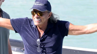 Ηλίας Ψινάκης: Σκαφάτες διακοπές με καλή παρέα - Οκλαδόν σε παραλία της Μυκόνου με το φλοράλ μαγιό του