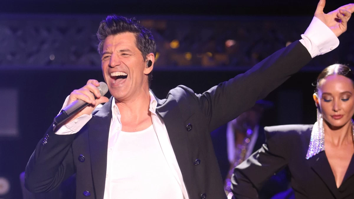 Σάκης Ρουβάς: Έπεσε πάνω στη σκηνή – Η πρώτη αντίδρασή του μετά το ατύχημα