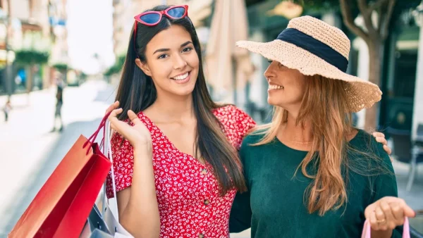 Καλοκαιρινές εκπτώσεις: Πότε ξεκινούν επίσημα & 10 items που αξίζει να αγοράσεις