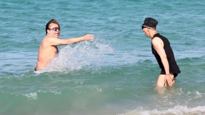 Τρύφωνας Σαμαράς και Βασίλειος Κωστέτσος: Τα παιχνιδάκια τους σε παραλία της Μυκόνου - Ο ένας έβρεχε τον άλλον και γελούσαν