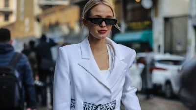 Αυτά είναι τα τέλεια τοπ που φοράνε οι Γαλλίδες με σορτσάκια το καλοκαίρι