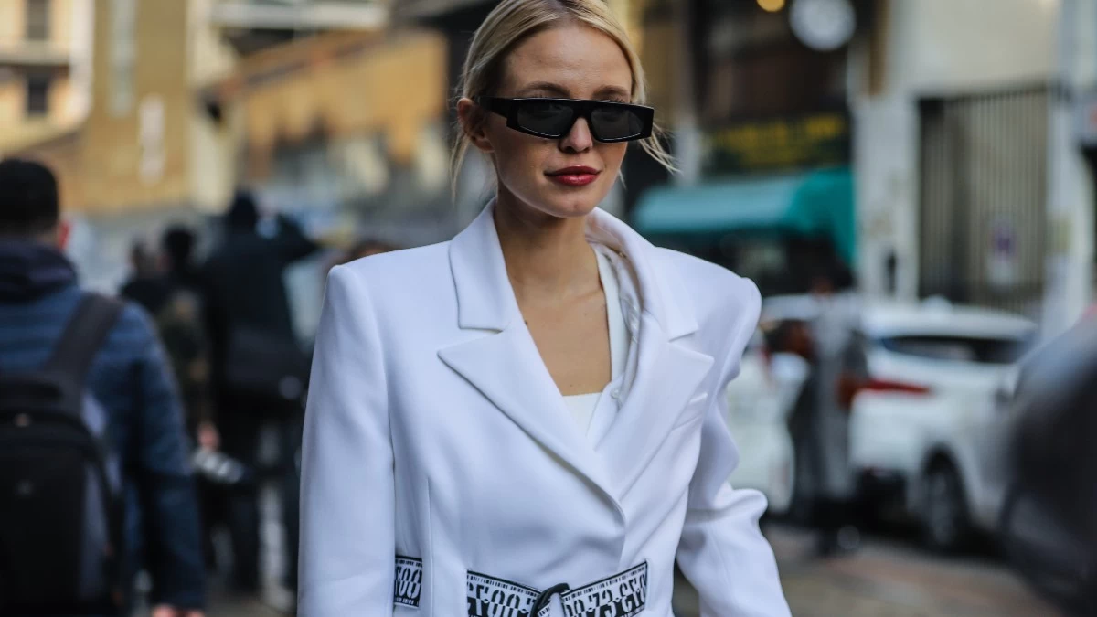 Αυτά είναι τα τέλεια τοπ που φοράνε οι Γαλλίδες με σορτσάκια το καλοκαίρι