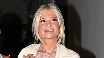Φαίη Σκορδά: Με ψηλοτάκουνα, μίνι φόρεμα και εσάρπα - Η κομψή εμφάνισή της στα σοκάκια της Μυκόνου