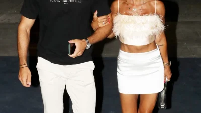 Διαχυτικοί στα μπουζούκια - Τα τρυφερά φιλιά και οι αγκαλιές πρώην παίκτριας του Survivor με τον σύντροφό της