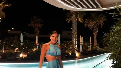 Σταματίνα Τσιμτσιλή: Με συγκλονιστικό γαλάζιο φόρεμα στα σοκάκια της Πάρου - Κοστίζει 225 ευρώ, που θα το βρεις