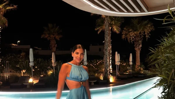 Σταματίνα Τσιμτσιλή: Με συγκλονιστικό γαλάζιο φόρεμα στα σοκάκια της Πάρου - Κοστίζει 225 ευρώ, που θα το βρεις