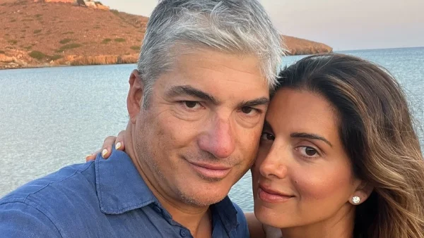 «Σαν έγκυος μοιάζει» - Η φωτογραφία της Σταματίνας Τσιμτσιλή από την Αντίπαρο με πολύχρωμο κολλητό φόρεμα