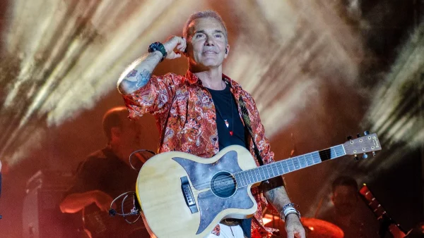 Στέλιος Ρόκκος: Δείτε τον πριν από 29 χρόνια με μαύρο μακρύ μαλλί – Στο πλευρό του Άννα Βίσση και Καίτη Γαρμπή