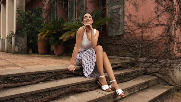 Η νέα τάση στα σανδάλια του καλοκαιριού συνδυάζει άνεση & κομψότητα - Θα τα βλέπεις παντού στις διακοπές!