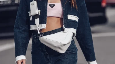 Και ξαφνικά όλες οι κομψές Γαλλίδες φοράνε αυτό το seaside chic μπλουζάκι