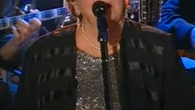 Την βρήκαν νεκρή στην αυλή του σπιτιού της - Ο σκύλος της μπήκε κάτω από το σεντόνι που σκέπαζε το άψυχο σώμα της και έκλαιγε