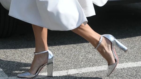 Η απροσδόκητη επιστροφή ενός φορέματος και γιατί πρέπει να το εντάξεις στην καλοκαιρινή σου γκαρνταρόμπα