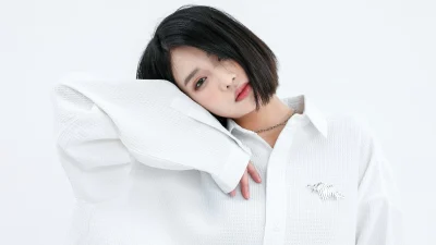 Εκπτώσεις Zara: 5 λευκά πουκάμισα με 17,99 ευρώ που θα φοράς και το φθινόπωρο