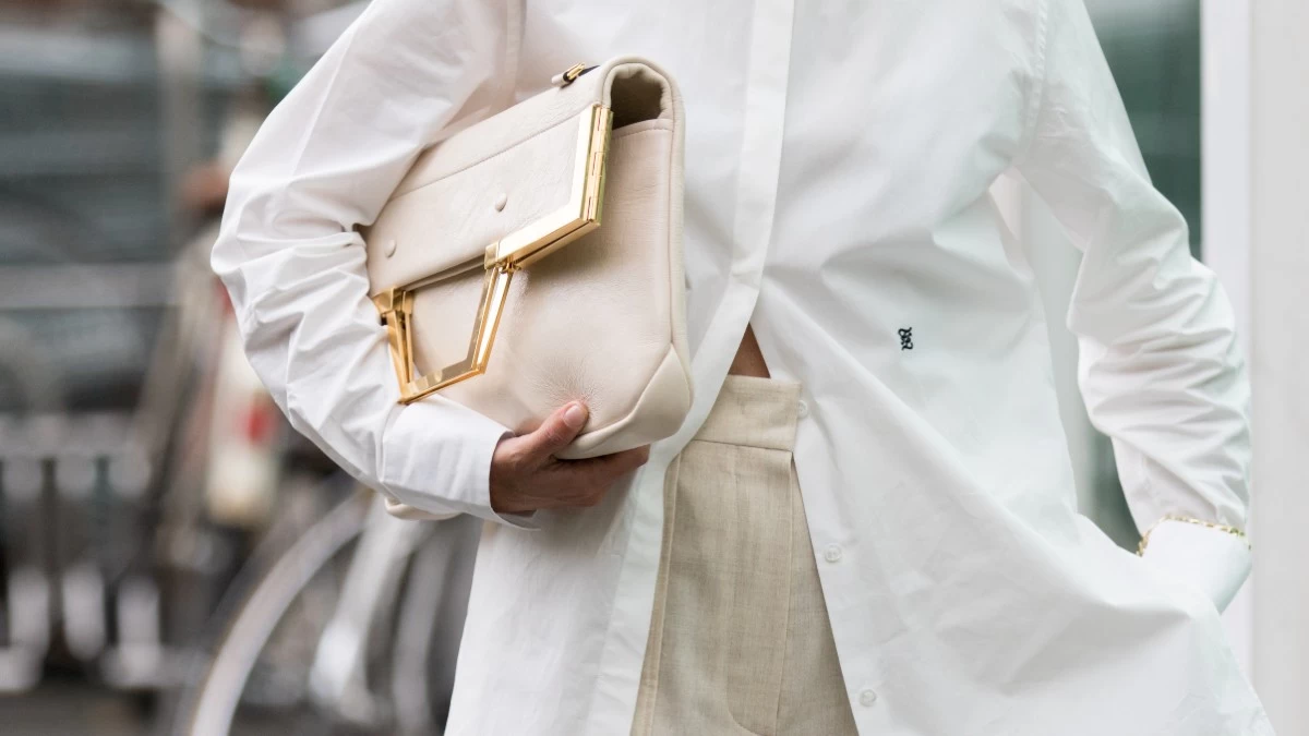 H διάσημη στυλίστρια Roz Kaur αποκαλύπτει πώς έγινε fashion icon στα 56 της ποντάροντας σε αυτά τα 10 κομμάτια