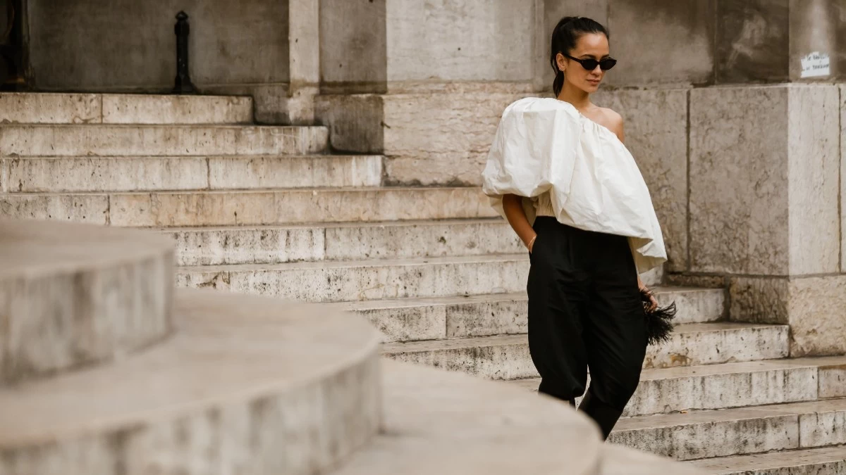 Ξαφνικά όλα τα κορίτσια της μόδας φοράνε αυτό το "άσχημο" μπλουζάκι - Απευθείας από τα 00s