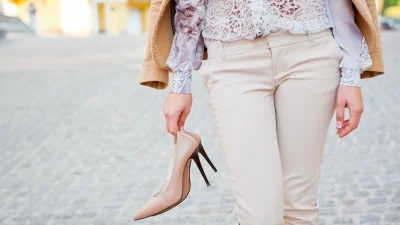 50χρονη σχεδιάστρια μόδας αποκαλύπτει τα 8 anti-trend κομμάτια που πρέπει να έχεις χειμώνα-καλοκαίρι στην γκαρνταρόμπα σου