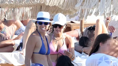 Καλομοίρα & Χρουσαλά: Με γυμνασμένα κορμιά και μπικίνι σε παραλία της Μυκόνου με τα παιδιά και τους συζύγους τους - Τους κοιτούσαν όλοι