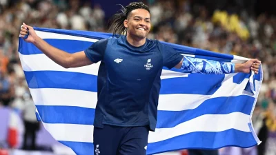 Ο Εμμανουήλ Καραλής κρατά την ελληνική σημαία στους Ολυμπιακούς Αγώνες