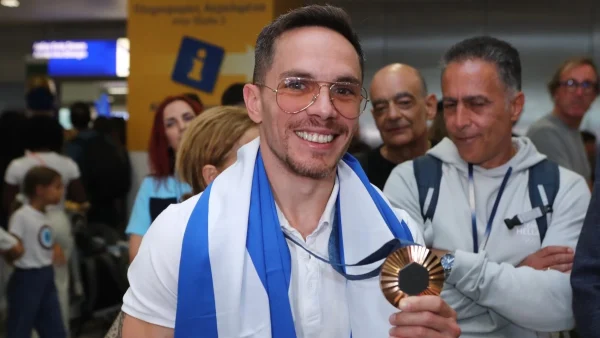 Λευτέρης Πετρούνιας - Επέστρεψε θριαμβευτής στην Ελλάδα: «Αυτό το μετάλλιο το αφιερώνω στην οικογένειά μου»