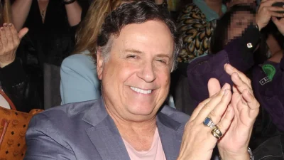 Χάρης Ρώμας: «Δεν ήμουν σίγουρος τι ήθελα ερωτικά, οπότε δοκίμασα και είμαι χαρούμενος που το έκανα»