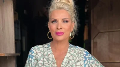 Ελένη Μενεγάκη: Με σαγιονάρες και ένα μαύρο ημιδιάφανο πουκάμισο - Το άλλο πρόσωπο της ξανθιάς παρουσιάστριας