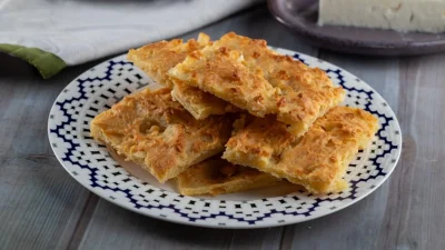 Αλευρόπιτα στο πι και φι: Πώς θα βγει τραγανή απέξω χωρίς να ξεραθεί