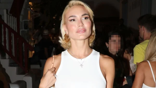 Αλεξάνδρα Παναγιώταρου: Με τη μητέρα της απολαμβάνει τις ομορφιές της Μυκόνου (Φωτογραφίες)