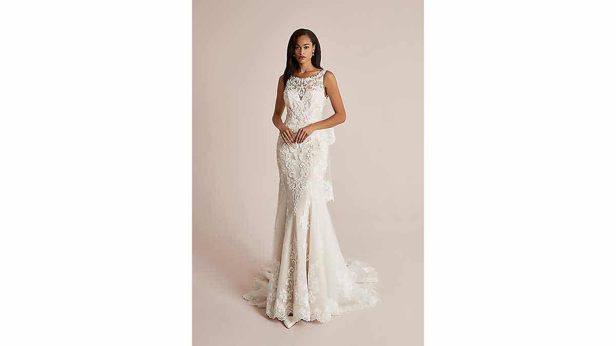 Δαντελένιο νυφικό Fit and Flare με λαιμόκοψη Sabrina και αστραφτερό τούλι, Olga Karaververi - www.karaververis.com