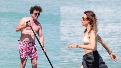 Βίκυ Καγιά - Ηλίας Κρασσάς: Έφτασαν με σκάφος σε παραλία της Μυκόνου - Τα παιχνίδια με τον Κάρολο και την Μπιάνκα στη θάλασσα