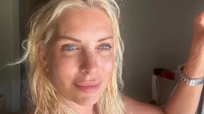 Ελένη Μενεγάκη: Άβαφη με το φυσικό της μαλλί και μαύρο μπικίνι - Ανανεωμένη στο εξοχικό της στην Άνδρο