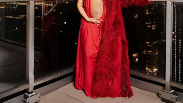 Έκανε αίτηση διαζυγίου αλλά περιμένει το παιδί του - Έγκυος πασίγνωστη τραγουδίστρια λίγο μετά τον χωρισμό της