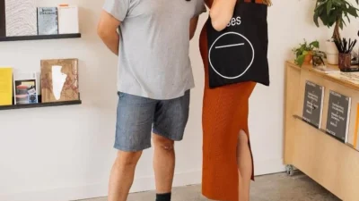 Εγκυμοσύνη έκπληξη: Ανακοίνωσε πως περιμένει το τρίτο της παιδί με φωτογραφίες με την φουσκωμένη της κοιλιά