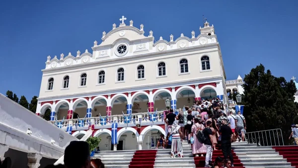 Δεκαπενταύγουστος: Σε ποιο κανάλι θα προβληθεί ζωντανά η Λειτουργία από την Παναγία της Τήνου