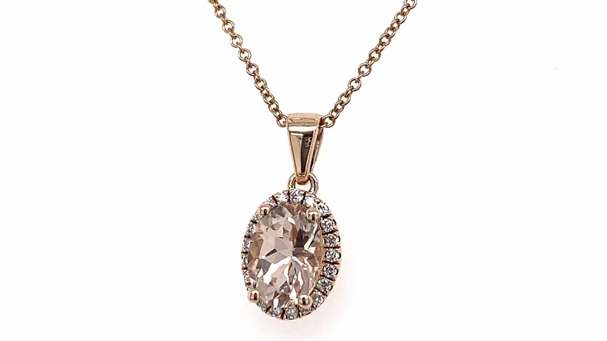 Μενταγιόν από ροζ χρυσό 18Κ με διαμάντια και μοργκανίτη, DIAMONDJOOLS, €745, www.diamondjools.gr