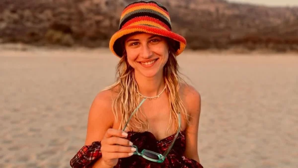 Εριέττα Μανούρη – Ξεπροβάλλει από τη θάλασσα και ανεβάζει την θερμοκρασία