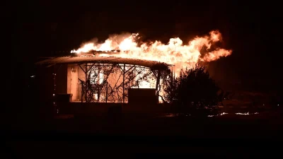 Φωτιά στη Διώνη – Η στιγμή που σπίτι παραδίδεται στις φλόγες: «Βρίσκονται άνθρωποι που ήρθαν να δουν τι συμβαίνει!»